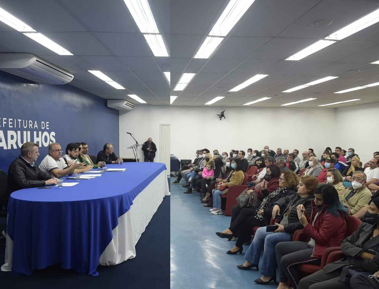 Feirantes lotam o anfiteatro do Paço Municipal em ato de assinatura do substitutivo da lei da feira