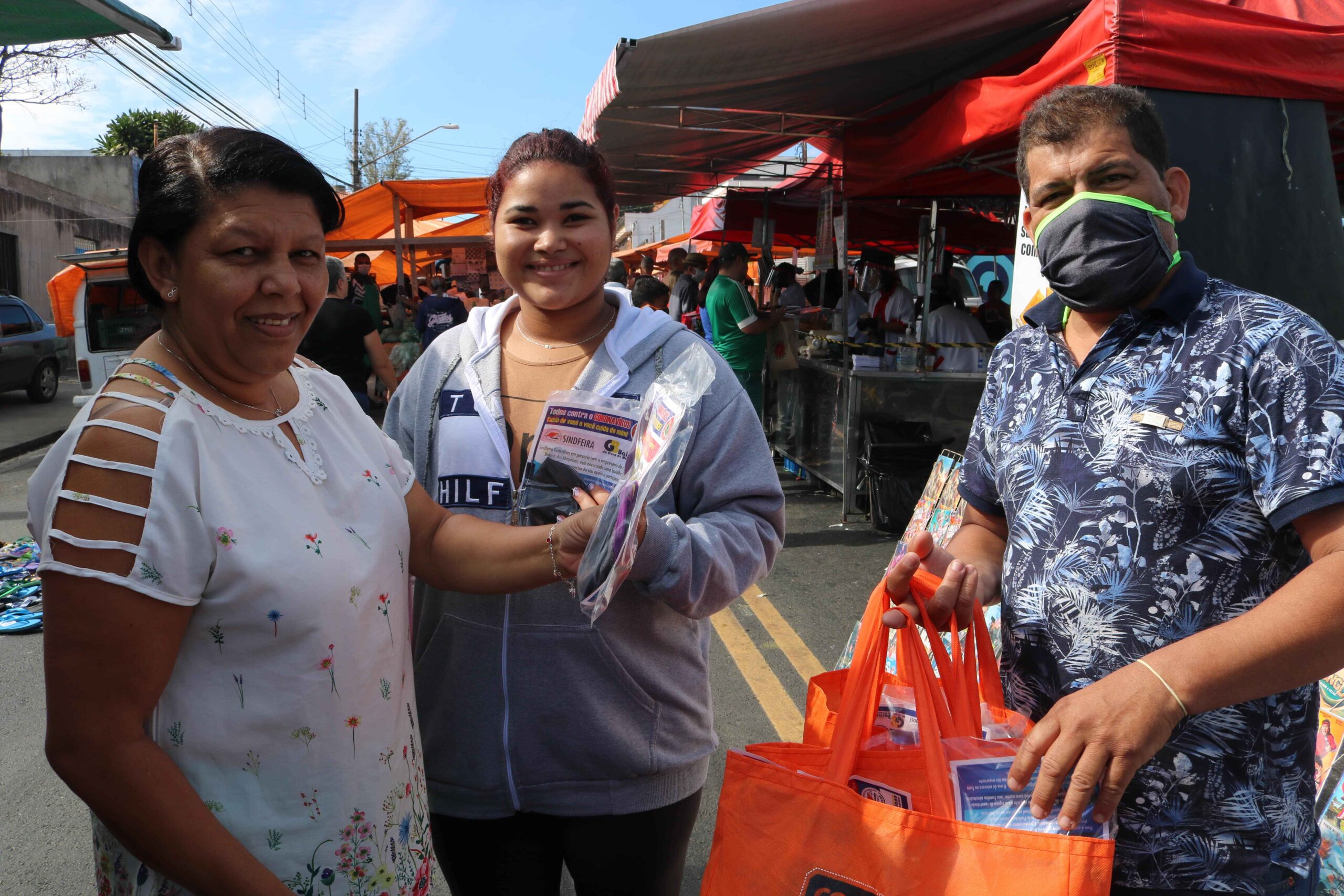 Sindfeira Guarulhos distribui máscara e folheto sobre Covid-19 na periferia da cidade