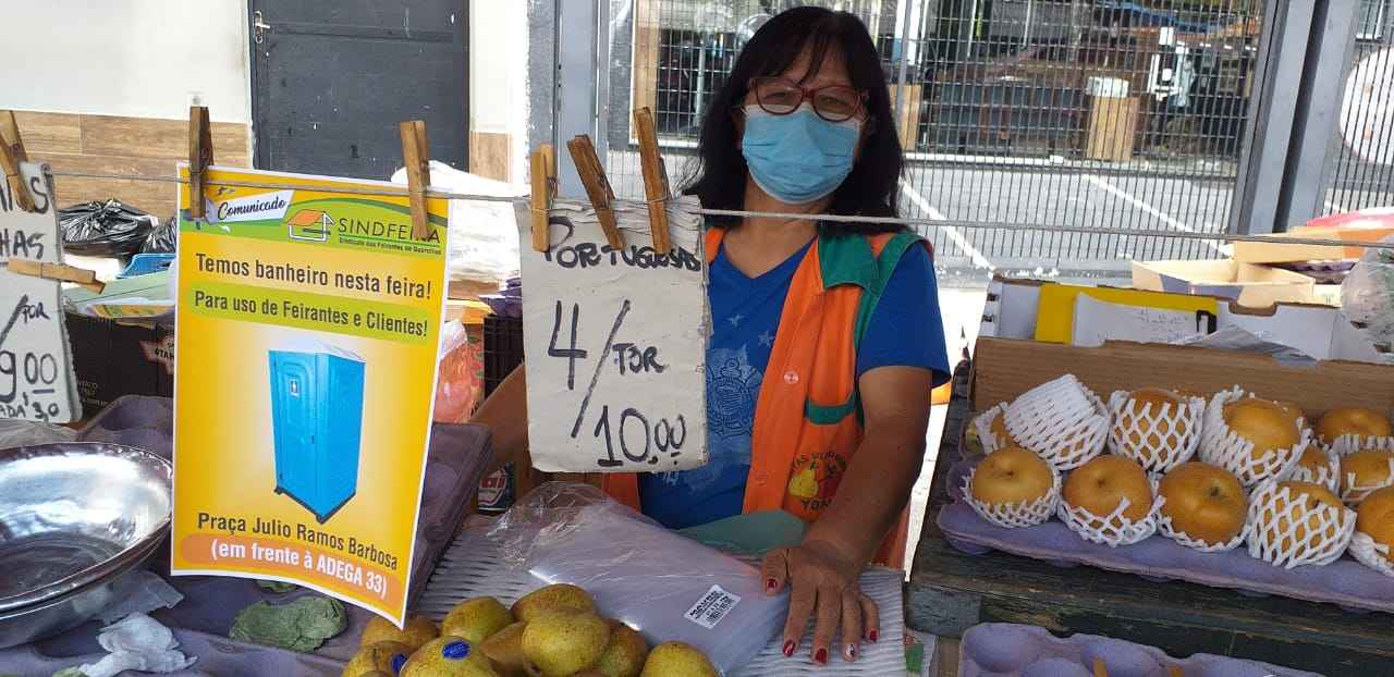 A feira de domingo da Rua Tapajós é piloto de banheiro químico nas feiras de Guarulhos